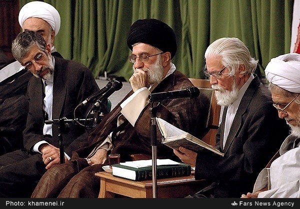آقا گفتند: شما کارتان درسته! جمع خندیدند، قزوه فهمید در تعریف‌ها کمی مبالغه کرده
