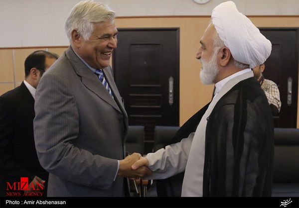 نظام سلطه با عنوان حقوق بشر بعضی از کشورها را تحت فشار و ستم قرار میدهد نظام سلطه با عنوان حقوق بشر بعضی از کشورها را تحت فشار و ستم قرار میدهد