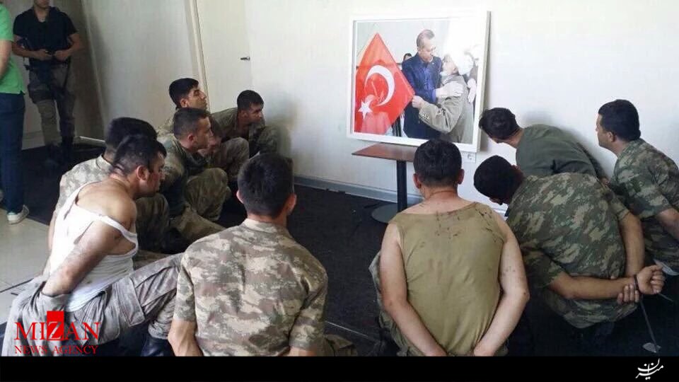 کودتاگران ترکیه مجبور می شوند به تصویر اردوغان زل بزنند! + تصویر کودتاگران ترکیه مجبور می شوند به تصویر اردوغان زل بزنند! + تصویر
