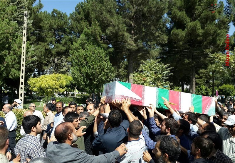 پیکر مطهر ۲ شهید مدافع حرم در کرمانشاه تشییع شد+تصاویر پیکر مطهر ۲ شهید مدافع حرم در کرمانشاه تشییع شد+تصاویر