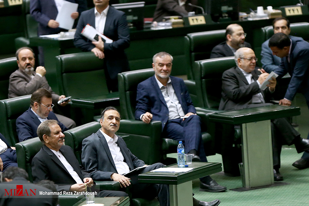 تمام حواشی جلسه رای اعتماد دانش آشتیانی/ از توزیه نامه میان نمایندگان تا درگیری لفظی نماینده گچساران با نماینده ورامینانتقاد بائوج لاهوتی به توزیع نامه میان نمایندگان تا ابراز خوشحالی اعضای فراکسیون امید از نطق جعفرزاده ایمن آبادی