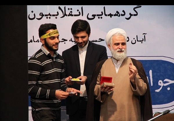 انگشتر اهدایی جوانان انقلابی در دستان رهبر انقلاب+تصاویر انگشتر اهدایی جوانان انقلابی در دستان رهبر انقلاب+تصاویر