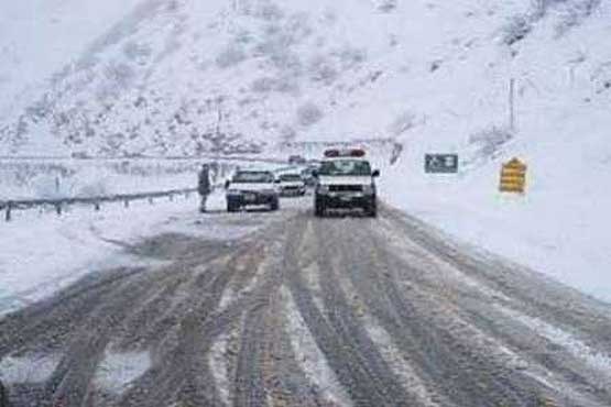 بارش برف و باران در جاده های 8 استان/ شمشک به دیزین مسدود است