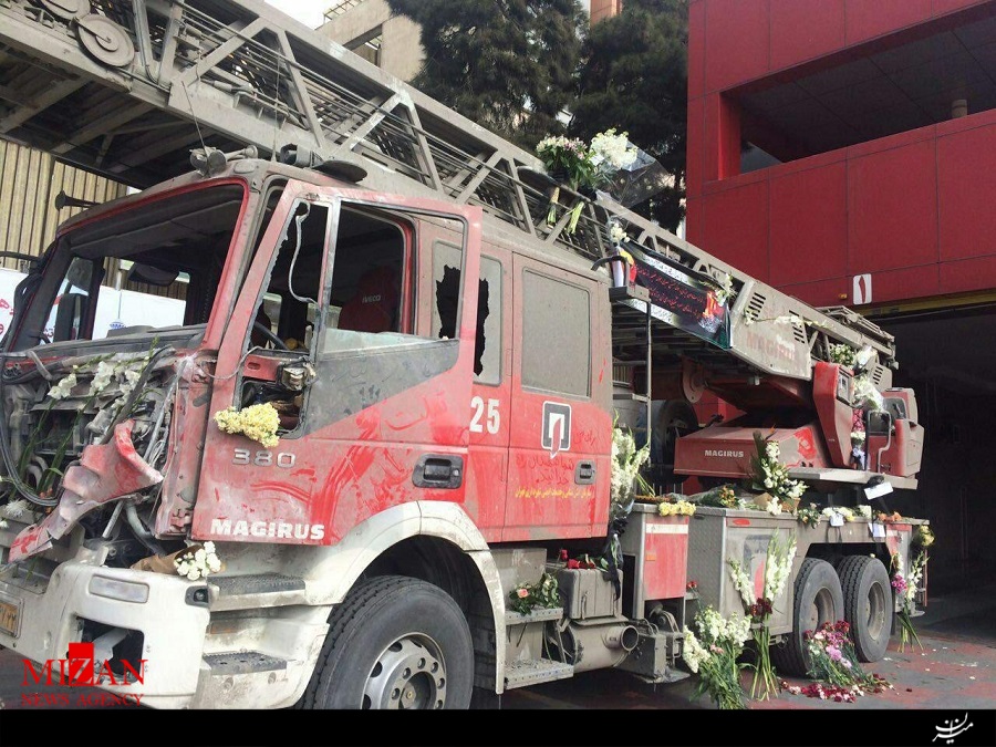 عکس/ گلباران ماشین آتشنشانی آسیب دیده در حادثه پلاسکو عکس/ گلباران ماشین آتشنشانی آسیب دیده در حادثه پلاسکو