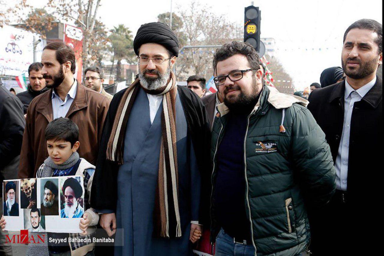 تصویر حضور فرزند رهبر معظم انقلاب در راهپیمایی 22 بهمن