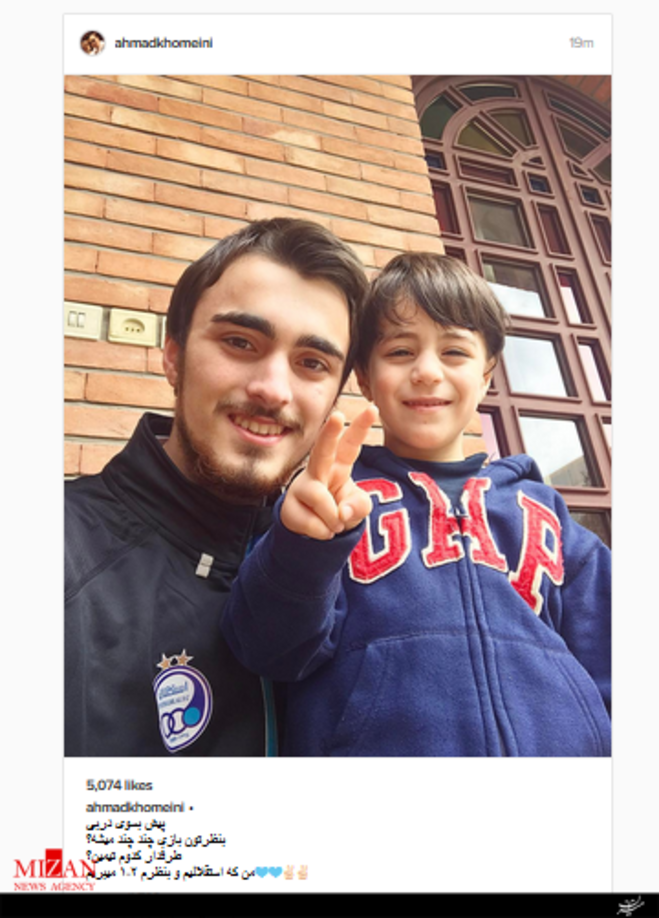 احمد خمینی(فرزند حجت االاسلام سید حسن خمینی)/پيش بسوى دربى
بنظرتون بازى چند چند ميشه؟
طرفدار كدوم تيمين؟
من كه استقلاليم و بنظرم ٢-١ ميبريم