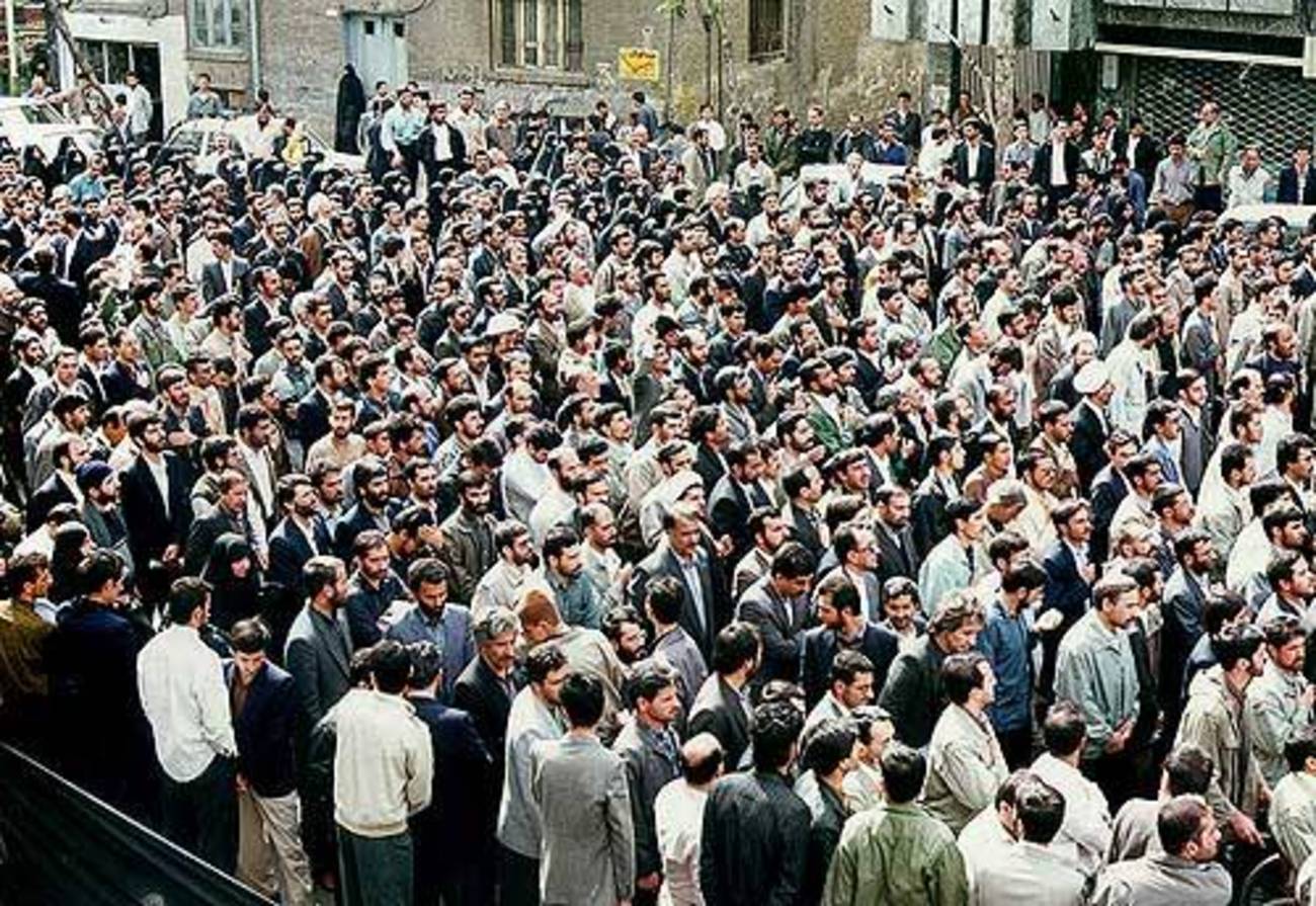 تشییع پیکر شهید آوینی در تهران