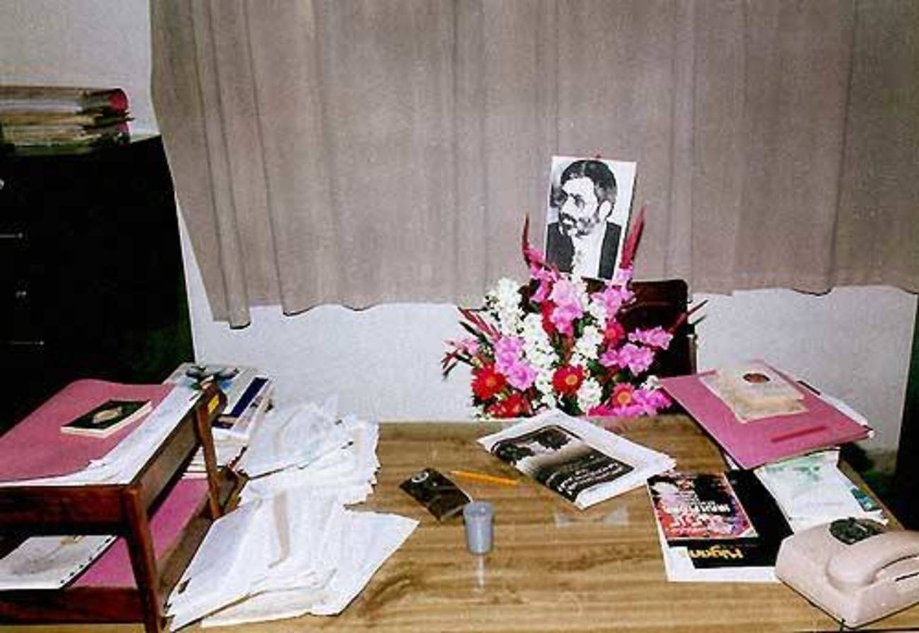 دفتر کار شهید آوینی در ماهنامه «سوره» چند روز پس از شهادت