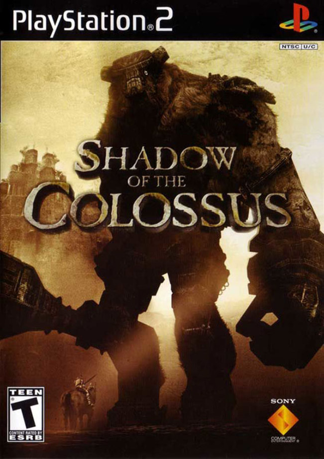 ۱. Shadow of the Colossus

در Shadow of the Colossus بازیکن‌ها هدایت یک پسر جوان را به عهده می‌گیرند و با غول‌هایی که از نظر جثه واقعا غول هستند مبارزه می‌کنند. مهمترین ویژگی‌ این بازی عظمت دشمنانش است که به زیبایی در تصویر روی جلد آن نشان داده می‌شود. یک «کلوسوس» تنومند که با نگاهی خیره به قهرمان بازی و اسبش چشم دوخته است. احتمالا کسی که اولین بار این تصویر را ببیند از خود می‌پرسد که چگونه باید این موجود چندده متری را از پا درآورد؟