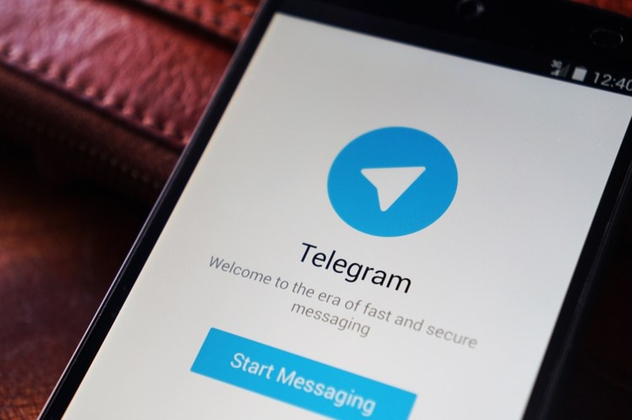 Telegram

این اپلیکیشن پیام‌رسان شناخته‌شده‌تر از آن است که نیاز به معرفی داشته باشد. هر گروه تلگرام می‌تواند تا ۵۰۰۰ نفر عضو داشته باشد و خیلی از مدیران برای ارتباط با مشتریان خود از این شیوه‌ ارتباطی استفاده می‌کنند.

قیمت: رایگان

دانلود: Desktop , Android , iOS