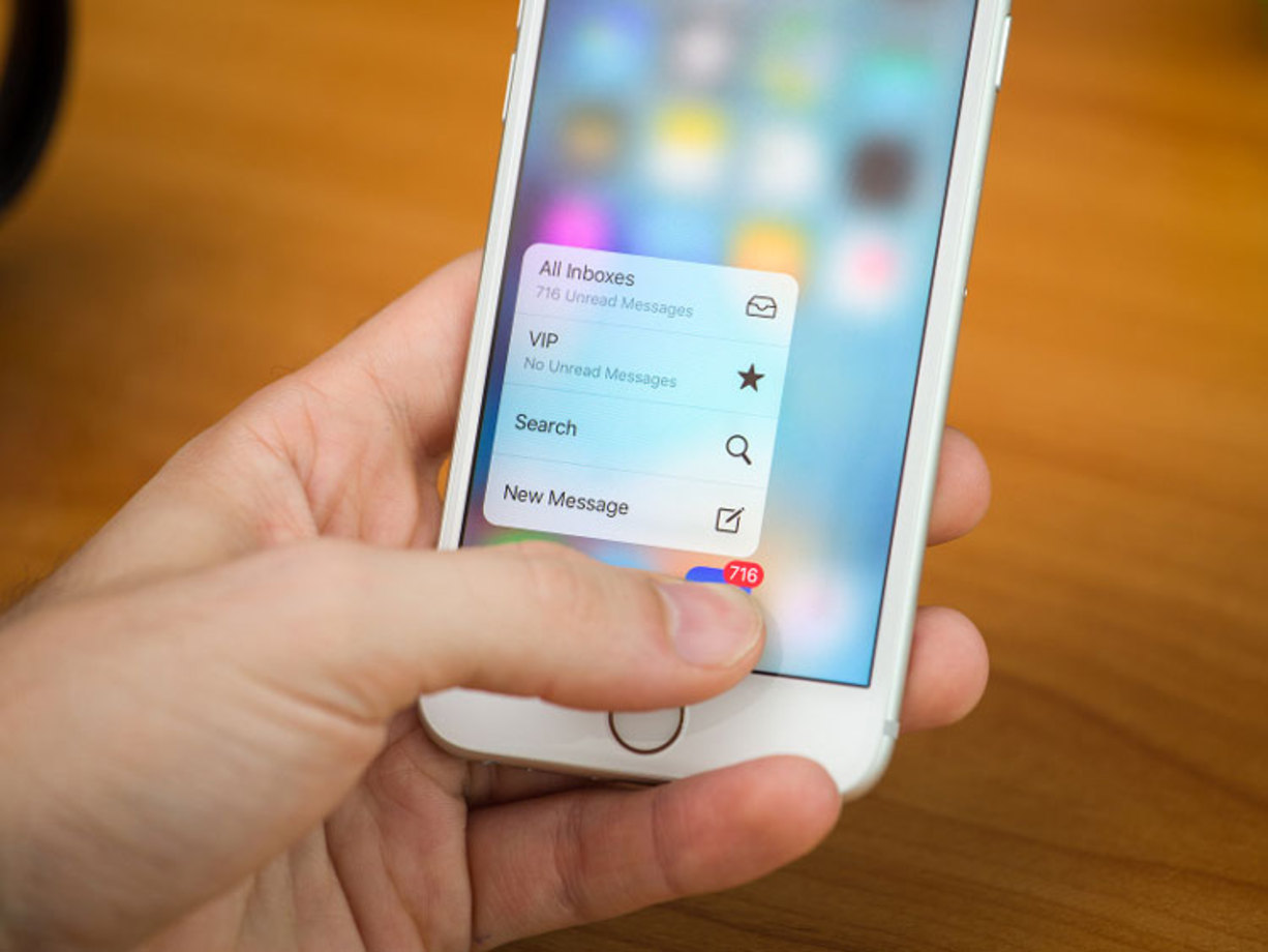 قابلیت لمس سه‌بعدی (3D touch) در همه جا3d  - touch بی شک می‌توان قابلیت 3D Touch را یکی از ویژگی‌های جدیدی دانست که اپل به منظور ارائه امکانات بیشتر در اختیار توسعه‌ دهندگان قرار خواهد داد. یک راه منطقی گسترش دادن عملکرد‌هایی است که این قابلیت می‌تواند ارائه دهد. در حالی که هیچ مدرکی وجود ندارد که اضافه شدن این ویژگی در سایر بخش‌های سیستم‌عامل را تایید کند، اما احتمال داده می‌شود که قابلیت‌های جدید 3D Touch حدود ۱۰ تا ۱۵ دقیقه از نطق اصلی WWDC امسال را به خود اختصاص دهد.