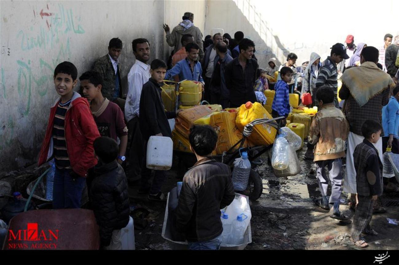 یمنی هایی که در صنعا منتظر هستند تا از یک پمپ آب خیریه ظرف های خود را پر از آب آشامیدنی کنند