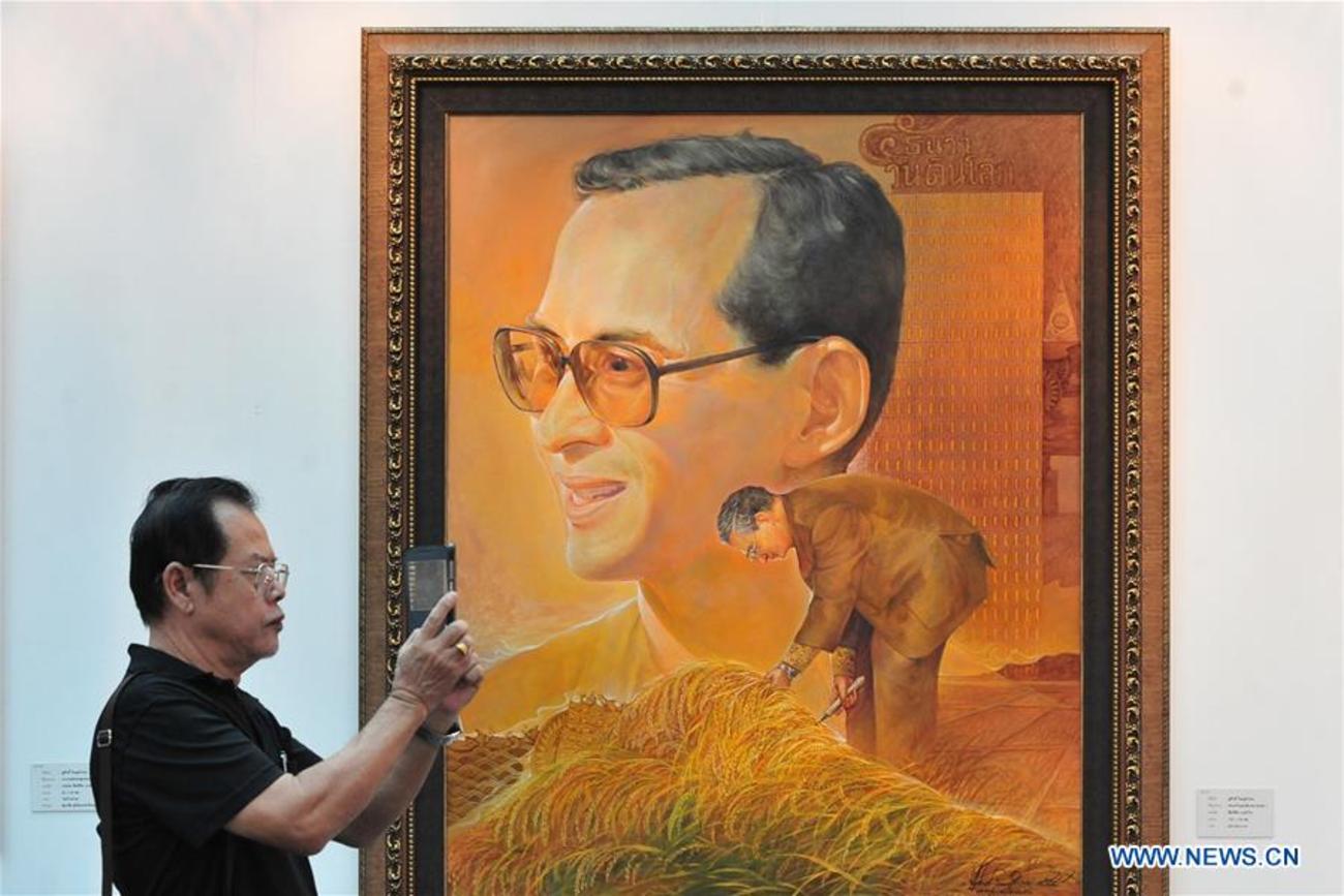 پرتره پادشاه فید تایلند Bhumibol Adulyadej در یک مرکز خرید در بانکوک