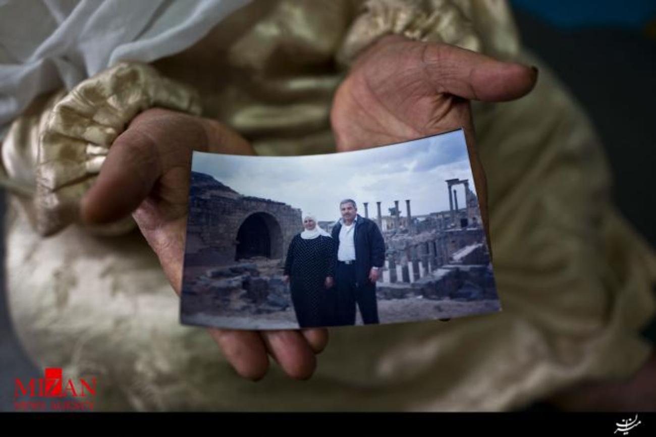 امینه حمد یک عکس از خود و شوهرش علی عبدالقادر را در در اردوگاه پناهندگان ریستونای یونان نشان می دهد و می گوید: این آخرین باری بود که ما از شهر باستانی بصری در شام دیدن می کردیم یک جمعه آفتابی تابستانی در سال  2010 ما در حال کباب کردن و پیاده روی و خندیدن بودیم ...ما دلمان برای آن روز ها تنگ است.
