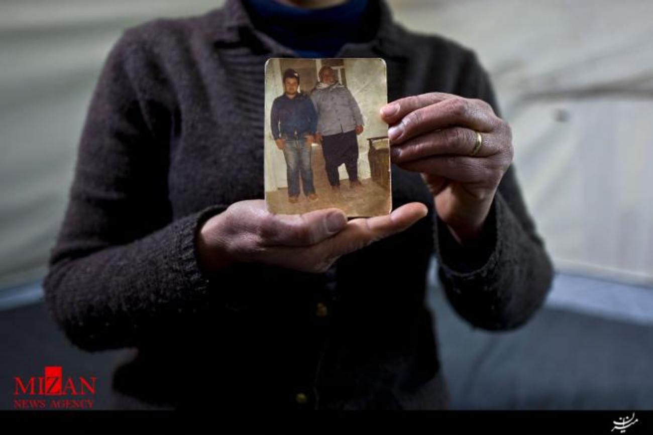 حبیبا وقاص عکس از همسرش محمد و پدرش سلیمان  را نشان می دهد. این تنها عکسی است که او از حلب با خود به همراه دارد. او با اشاره به عکس می گوید همسرش در این تصویر جوان و خوشتیپ بود.