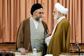 از راست حجت الاسلام و المسلمین اژیه ای معاون اول قوه قضاییه و حجت الاسلام و المسلمین خطیب رييس مركز حفاظت و اطلاعات قوه قضاييه