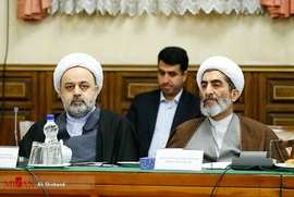 از راست ، حجت الاسلام و المسلمین صادقی معاون فرهنگی قوه قضاییه حجت الاسلام و المسلمین شهریاری رییس مرکز آمار و فناوری اطلاعات قوه قضاییه