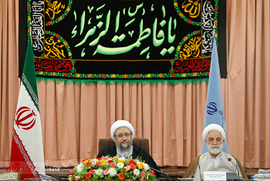 از راست حجت الاسلام والمسلمین محسنی اژه ای و آیت الله آملی لاریجانی رئیس قوه قضائیه در همایش روسای کل دادگستری ها و دادستان های مراکز استان ها