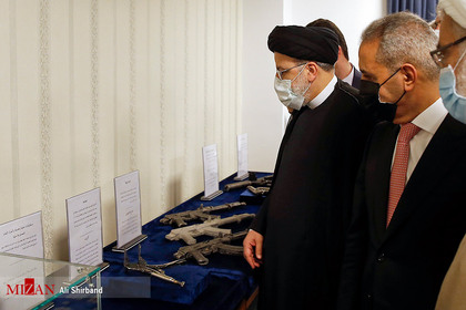 بازدید از نمایشگاه بخشی از بقایای بجا مانده از داعش