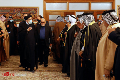 دیدار آیت الله رییسی رییس قوه قضاییه با سران عشایر عراق در محل سفارت جمهوری اسلامی ایران در بغداد