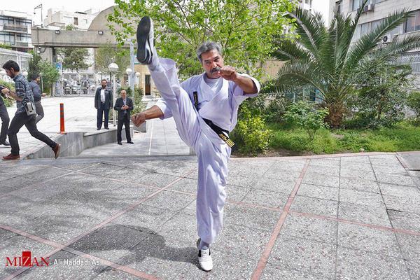 کاندیدایی با لباس رزمی ثبت نام کرد