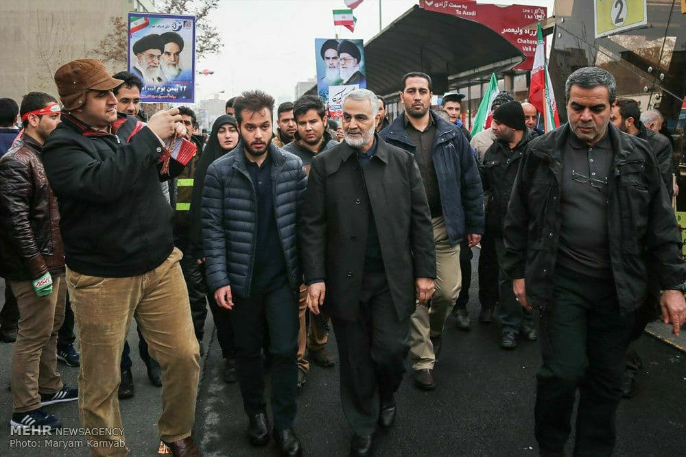 تصویری از حضور شهید حاج قاسم سلیمانی در راهپیمایی ۲۲ بهمن سال ۱۳۹۵ مراسم چهل و سومین سالگرد پیروزی انقلاب اسلامی/ حماسه باشکوه ایرانیان در راهپیمایی خودرویی و موتوری