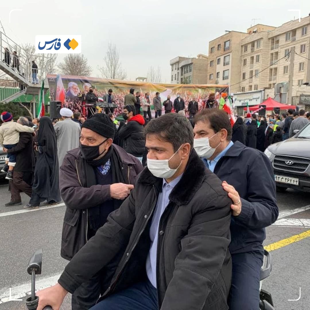 معاون اول رئیس جمهور با موتور در جشن پیروزی انقلاب حاضر شد