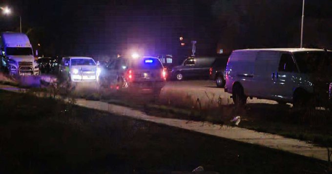 تیراندازی مرگبار در آمریکا؛ دو نفر کشته، ۹ افسر پلیس زخمی شدند تیراندازی مرگبار در آمریکا؛ دو نفر کشته، ۹ افسر پلیس زخمی شدند