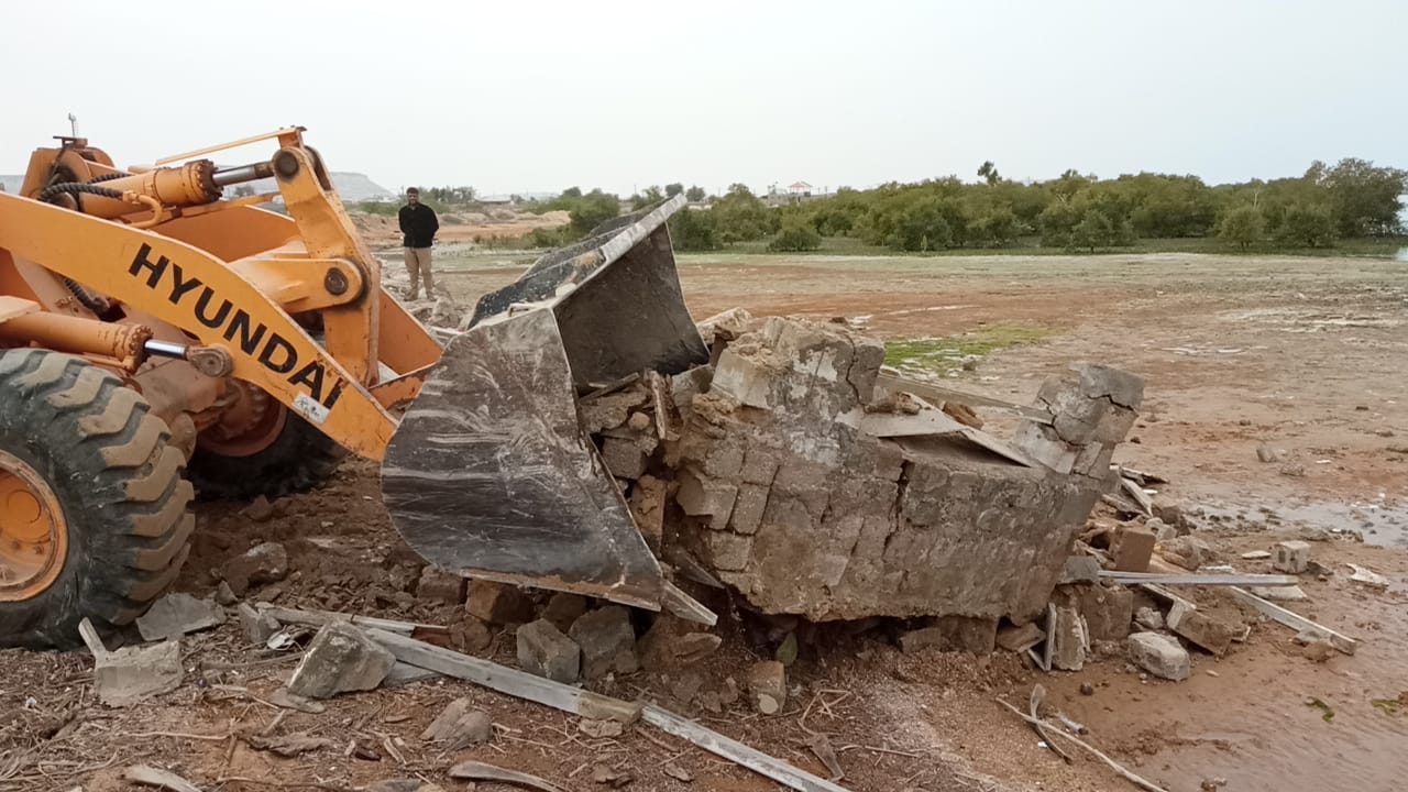 آزاد سازی ۴ کیلومتر دیگر از اراضی ساحلی در جزیره قشم/مستحدثات غیرمجاز در محدوده جنگلهای حرا تخریب شد آزاد سازی ۴ کیلومتر دیگر از اراضی ساحلی در جزیره قشم/مستحدثات غیرمجاز در محدوده جنگلهای حرا تخریب شد