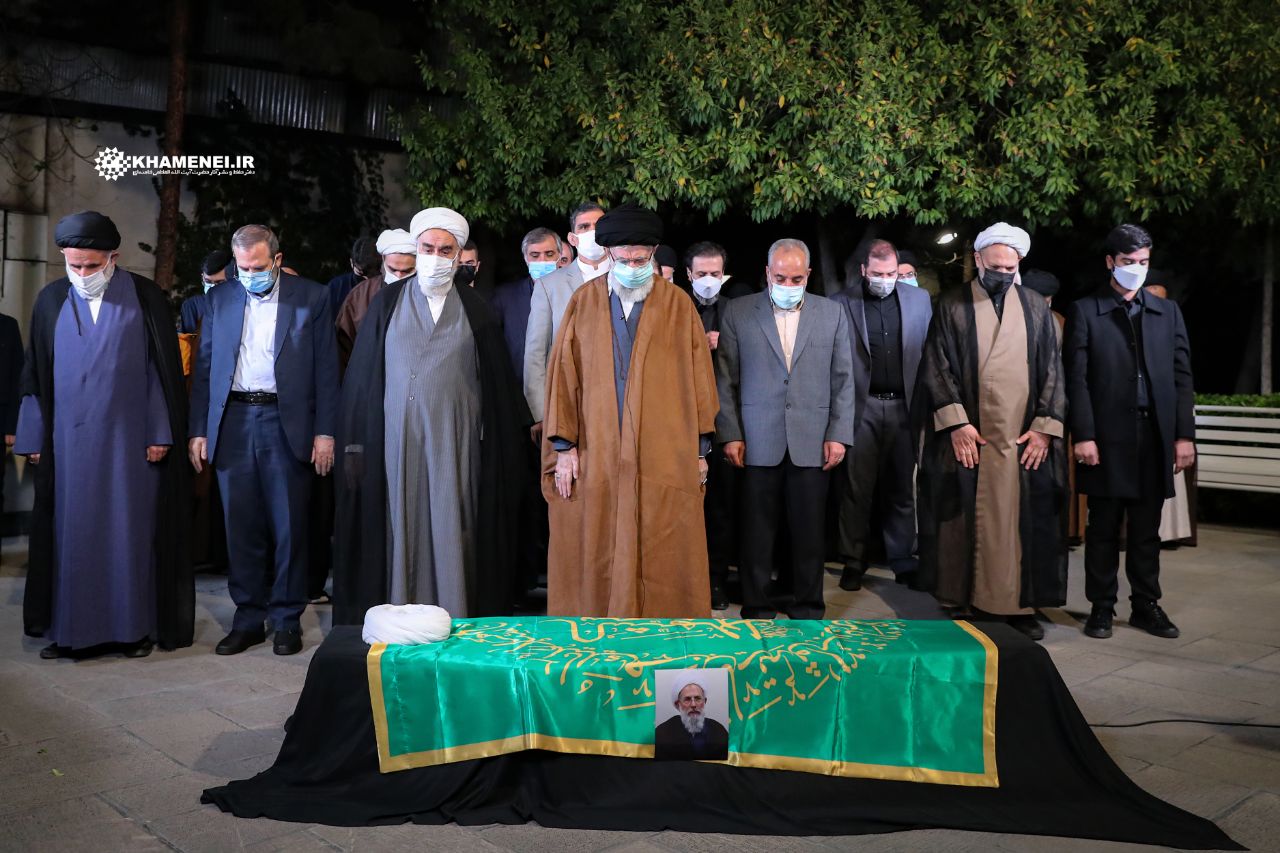 رهبر انقلاب چهارشنبه شب بر پیکر حجتالاسلاموالمسلمین ریشهری نماز اقامه کردند رهبر انقلاب چهارشنبه شب بر پیکر حجتالاسلاموالمسلمین ریشهری نماز اقامه کردند