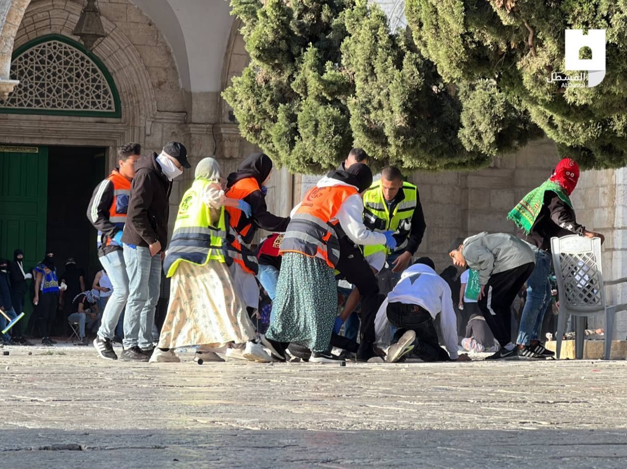 جراحت ۴۳ فلسطینی بر اثر یورش نظامیان صهیونیست به مسجدالاقصی/ شهادت یک جوان فلسطینی جراحت ۴۳ فلسطینی بر اثر یورش نظامیان صهیونیست به مسجدالاقصی/ شهادت یک جوان فلسطینی