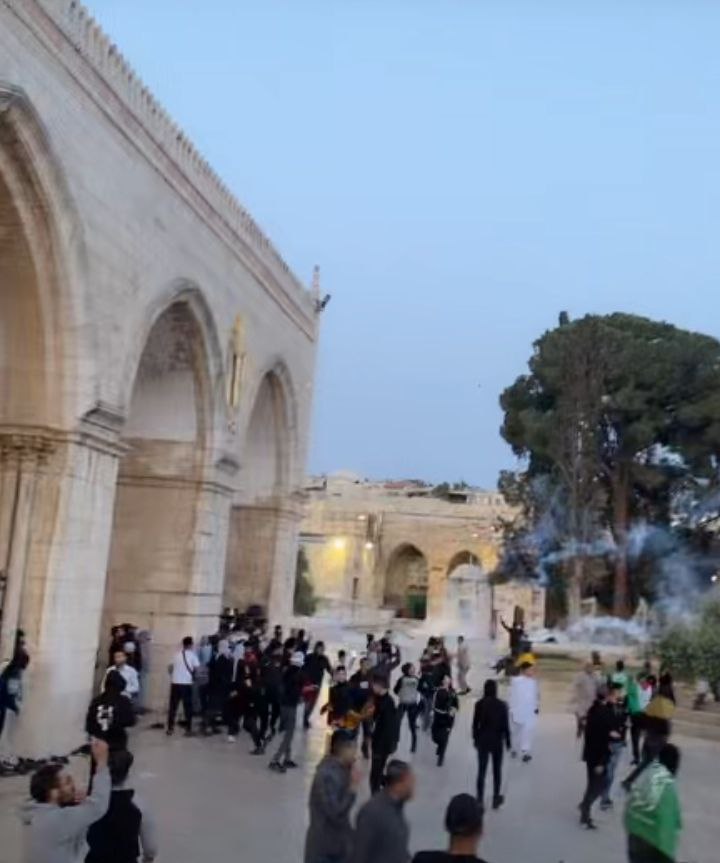حضور هزاران نمازگزار در مسجدالاقصی/ شلیک گاز اشک آور به سمت نمازگزاران حضور هزاران نمازگزار در مسجدالاقصی/ شلیک گاز اشک آور به سمت نمازگزاران