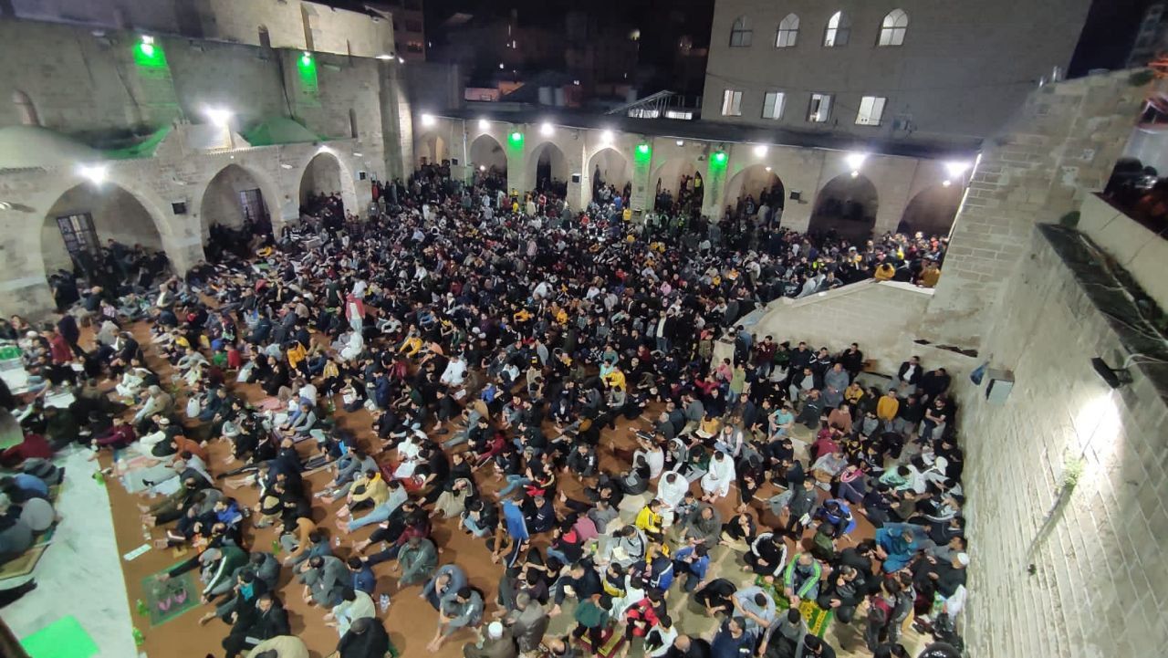 حضور هزاران نمازگزار در مسجدالاقصی/ شلیک گاز اشک آور به سمت نمازگزاران حضور هزاران نمازگزار در مسجدالاقصی/ شلیک گاز اشک آور به سمت نمازگزاران